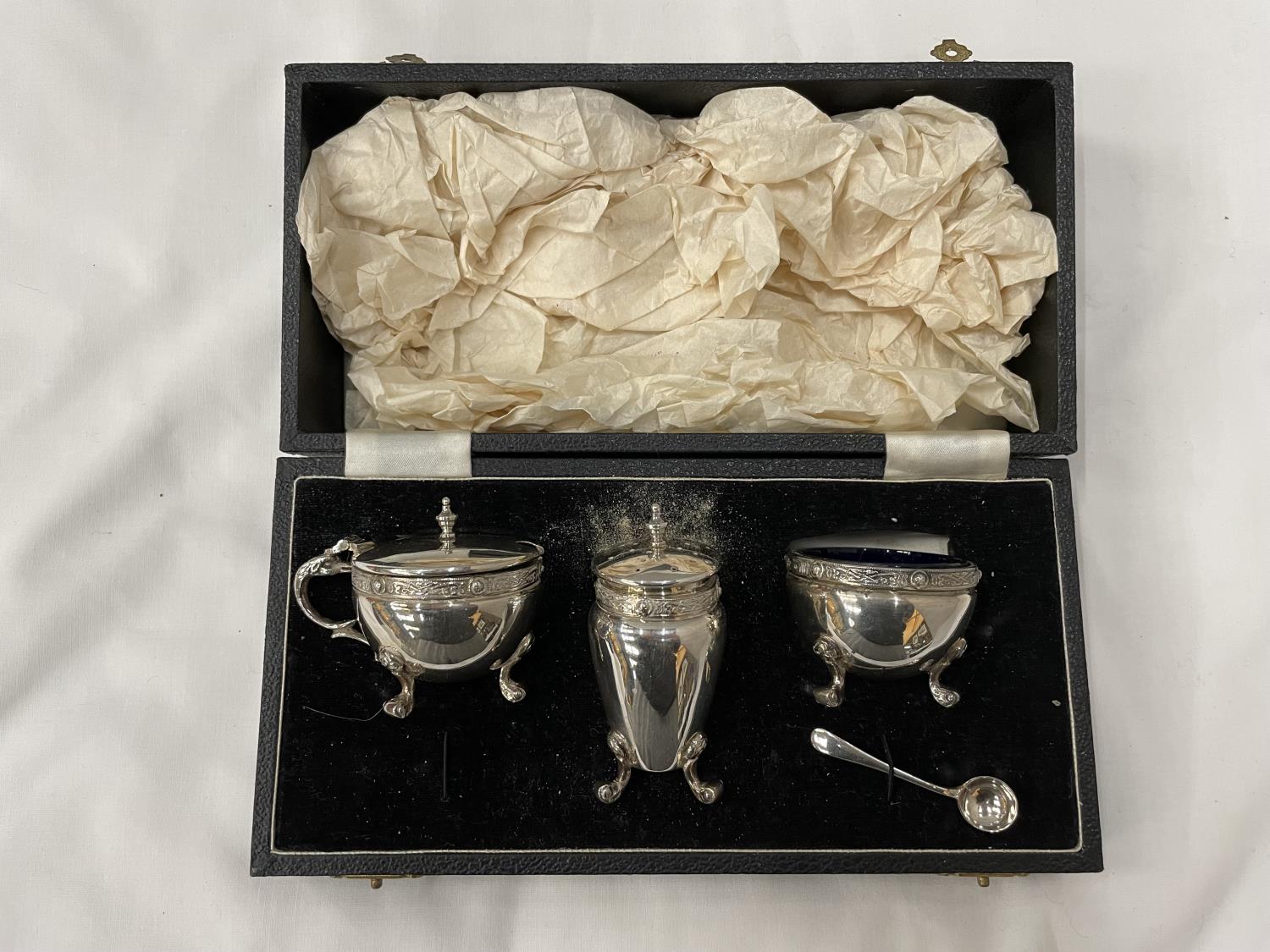 A BOXED HALLMARKED BIRMINGHAM SILVER CRUET SET WITH BLUE GLASS LINERS (ONE SPOON MISSING) GROSS