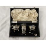 A BOXED HALLMARKED BIRMINGHAM SILVER CRUET SET WITH BLUE GLASS LINERS (ONE SPOON MISSING) GROSS