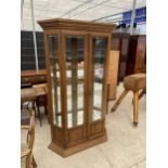 A MODERN OAK TWO DOOR DISPLAY CABINET WITH MIRRORED INTERNAL BACK AND BOTTOM SHELF, WITH FOUR