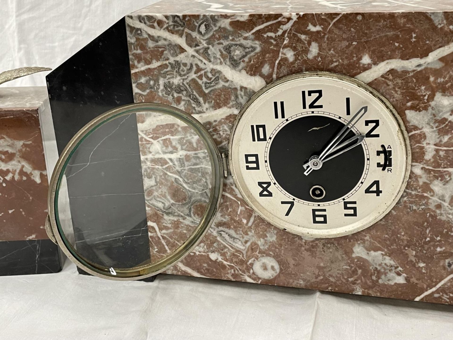 A MARBLE CLOCK WITH GARNITURES IN AN ART DECO STYLE - Image 8 of 9