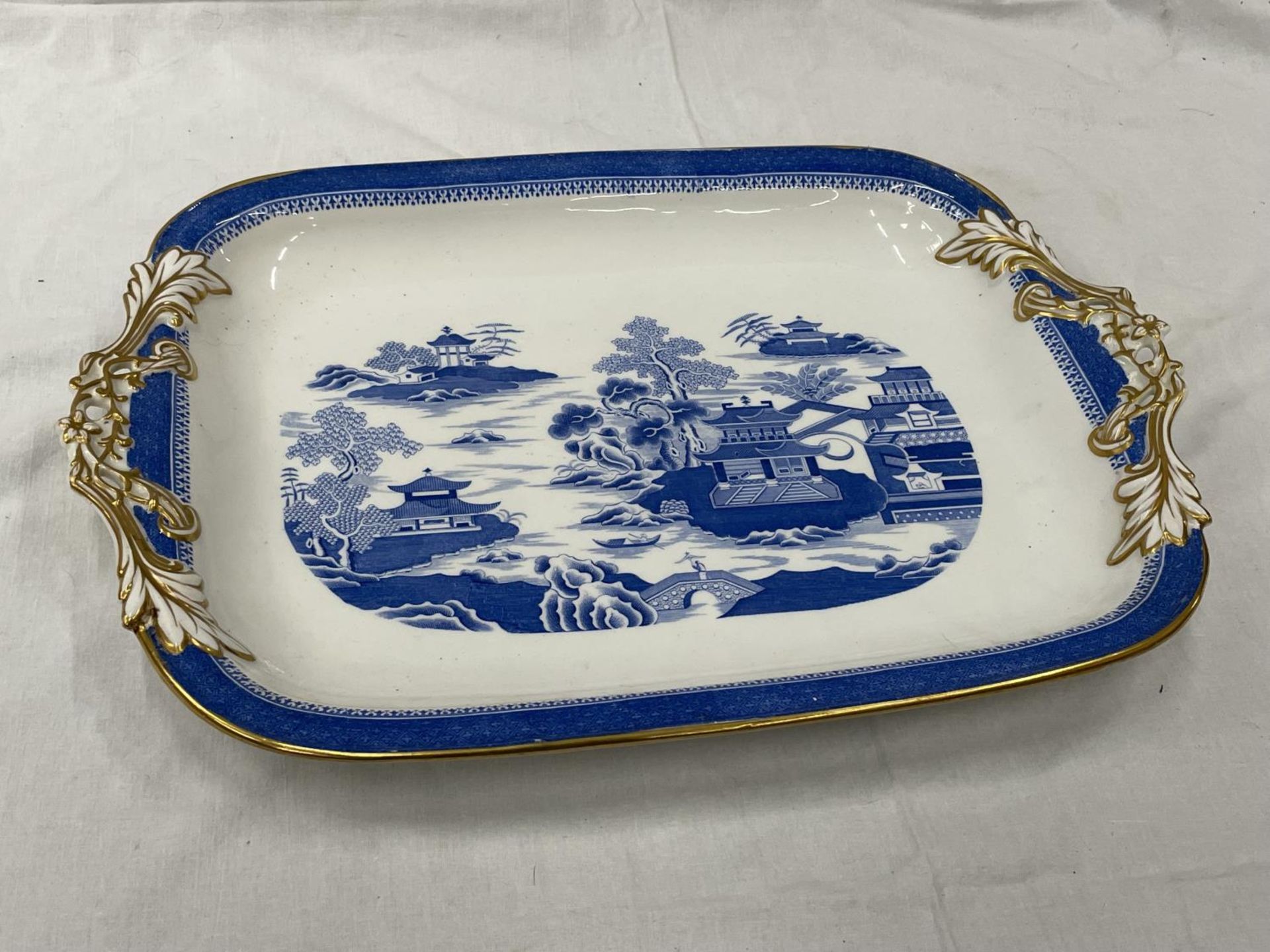 A LARGE RECTANGULAR MEAT PLATTER WITH AN ORIENTAL DESIGN 47CM X 33CM