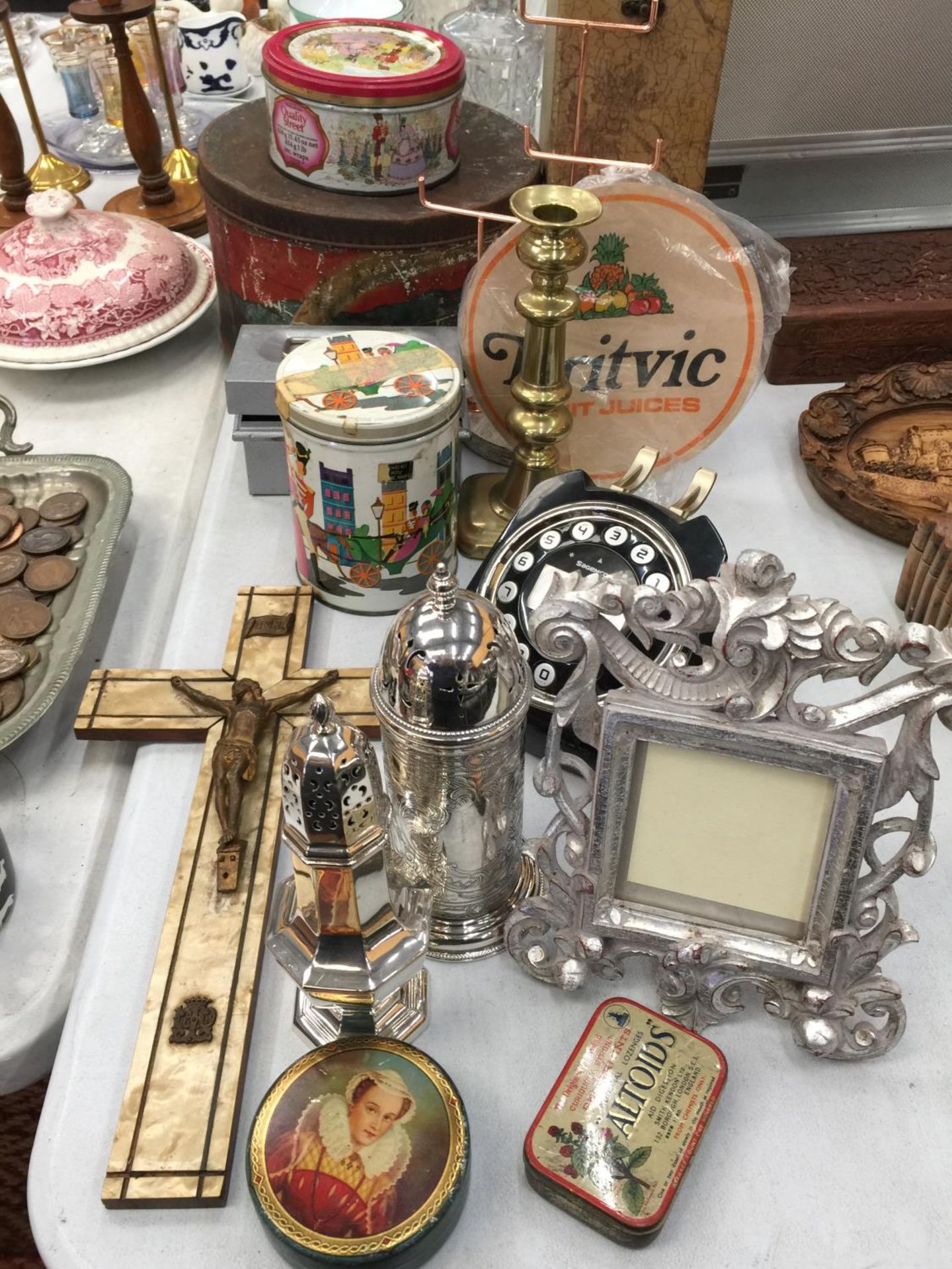 A QUANTITY OF COLLECTABLE ITEMS INCLUDING SUGAR SIFTERS, TINS, WINE BOX, CANDLESTICK, PHOTO FRAME,