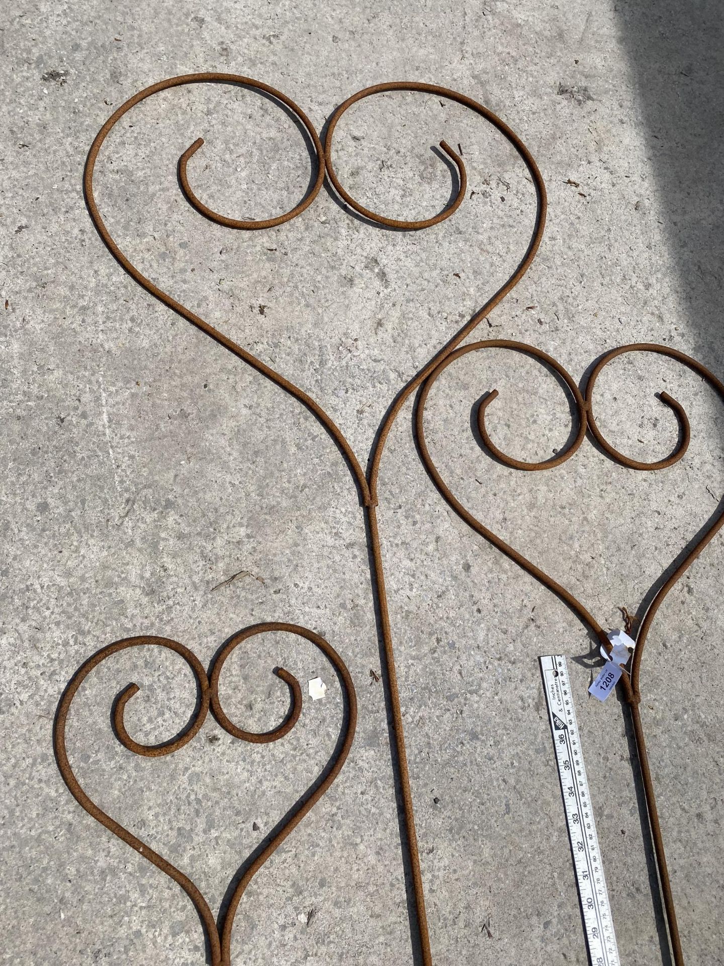 A GRADUATED SET OF THREE WROUGHT IRON HEART SHAPED PLANT SUPPORTS/GARDEN FEATURES - Image 2 of 3