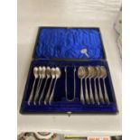 A VINTAGE BOXED SET OF TEASPOONS AND A PAIR OF SUGAR TONGS