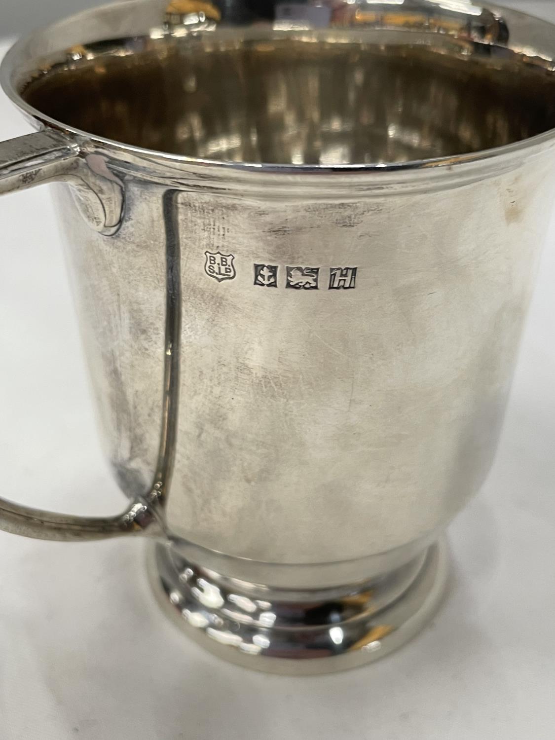 A HALLMARKED BIRMINGHAM SILVER TANKARD ENGRAVED GROSS WEIGHT 158 GRAMS - Image 3 of 5