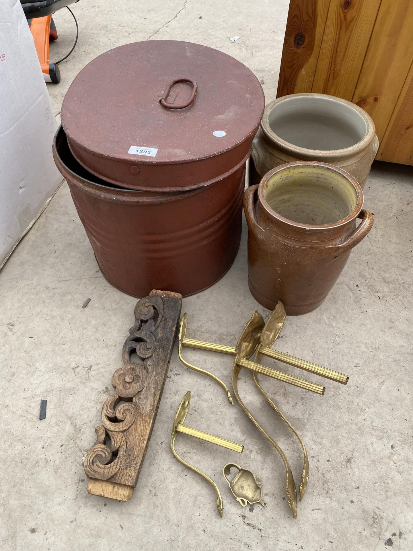 AN ASSORTMENT OF ITEMS TO INCLUDE A SMALL METAL STORAGE TRUNK AND TWO STONE WARE PLANT POTS ETC