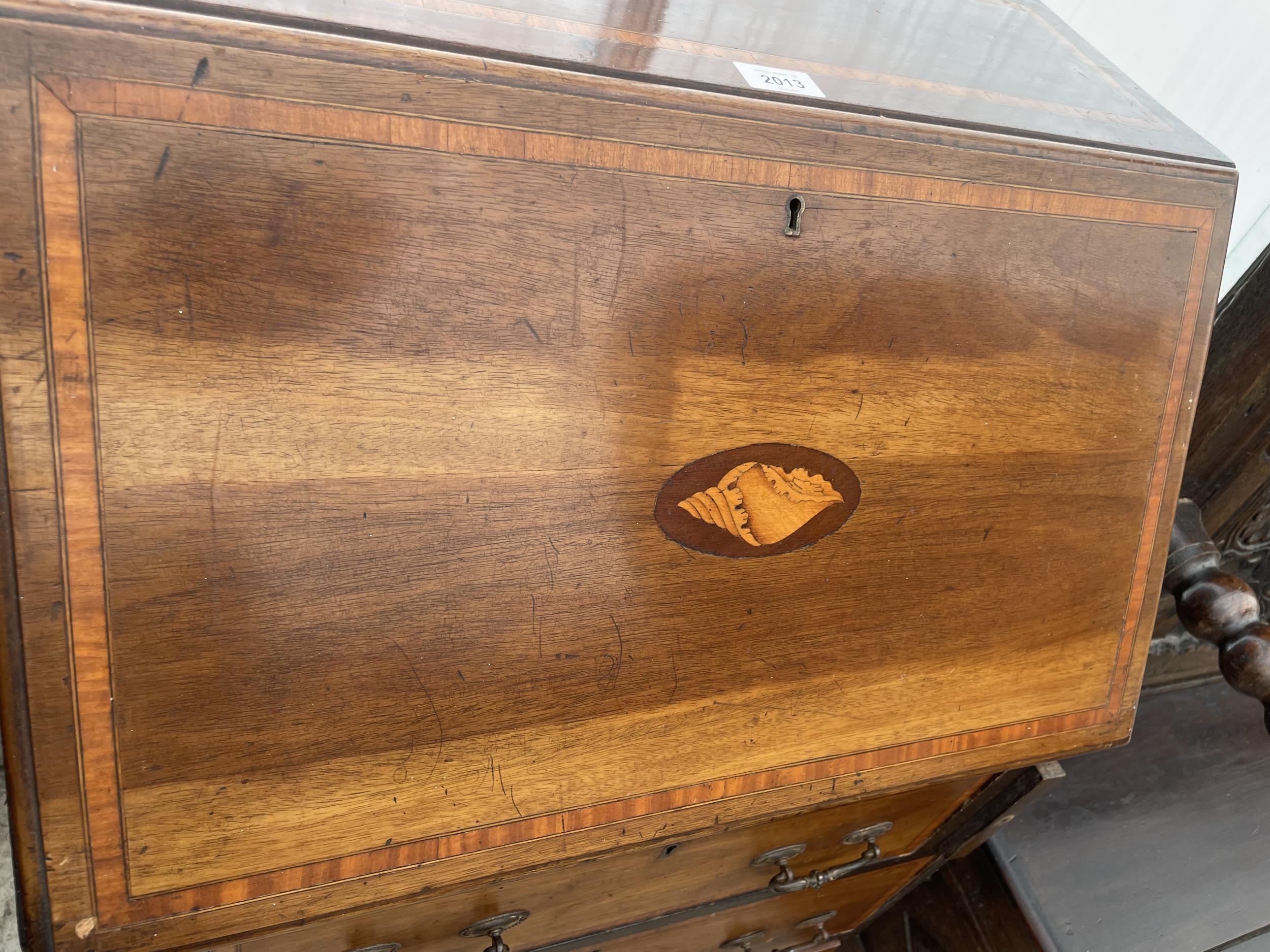 AN EDWARDIAN MAHOGANY CROSSBANDED AND SHELL INLAID BUREAU, 24" WIDE - Image 3 of 6