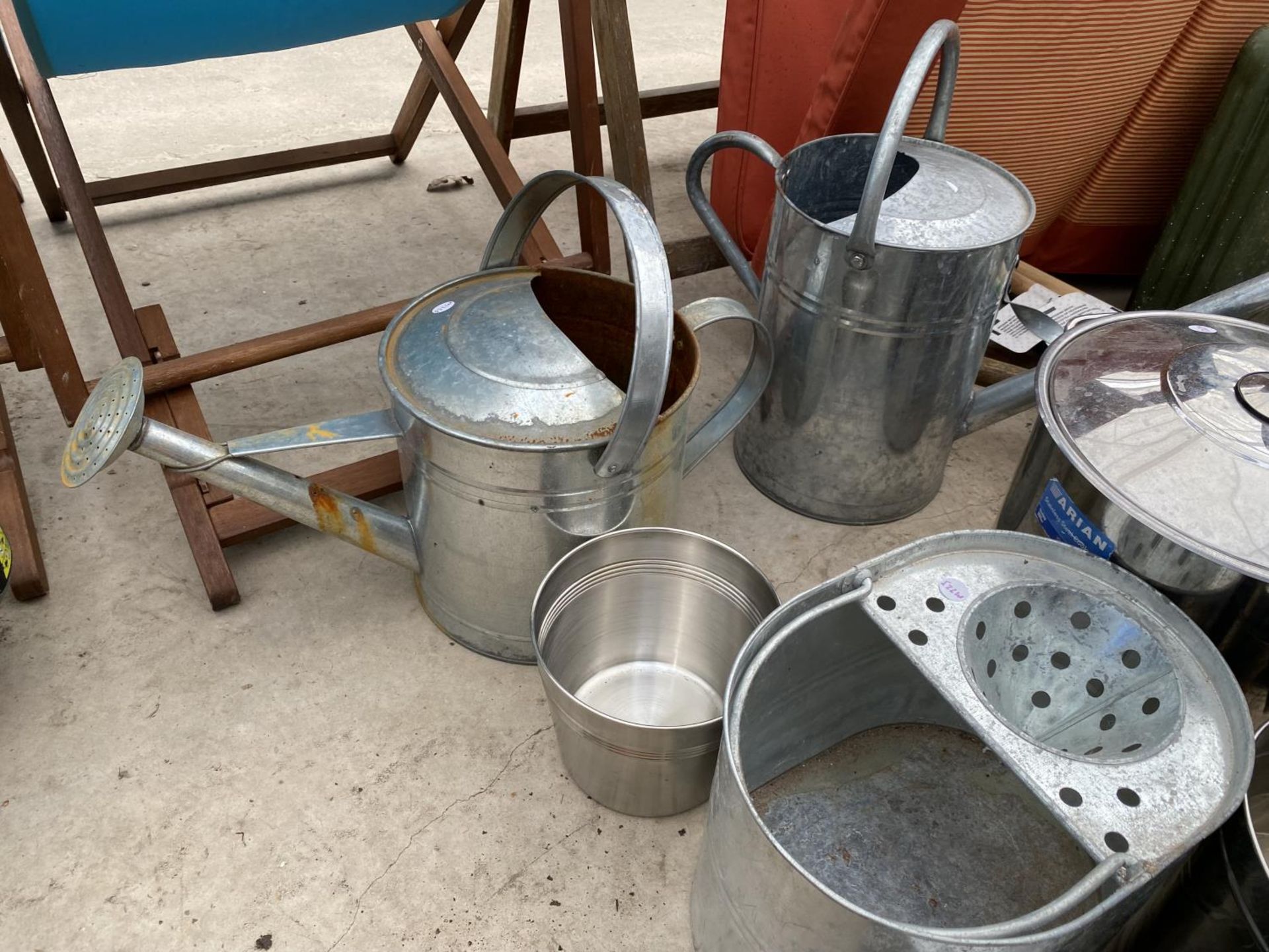 AN ASSORTMENT OF ITEMS TO INCLUDE A MOP BUCKET, COOKING POTS AND WATERING CANS ETC - Image 2 of 3