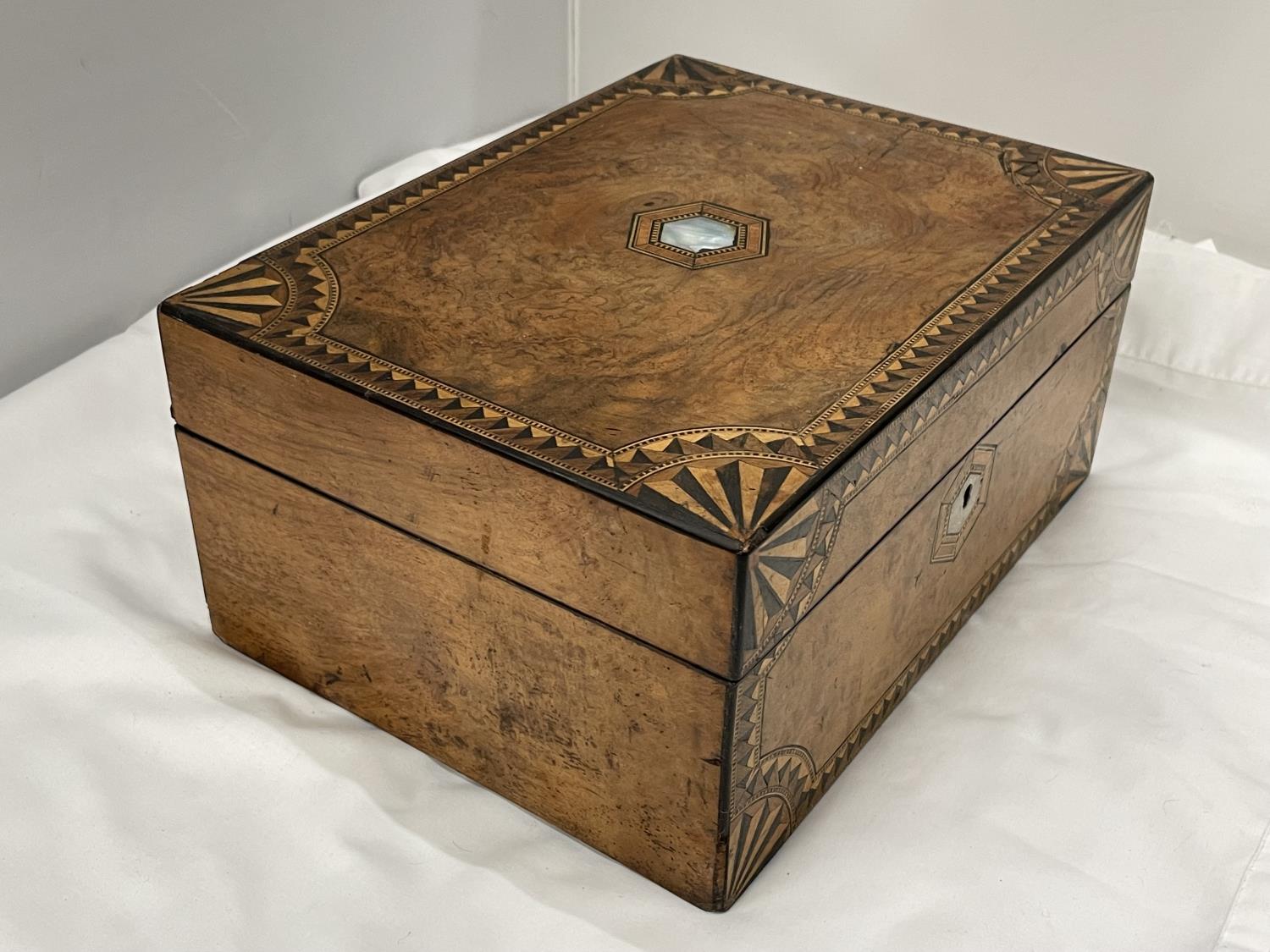 A MAHOGANY BOX WITH BURR WALNUT VENEER, INLAY AND MOTHER OF PEARL DECORATION 29CM X 22CM X 14CM - Image 2 of 7