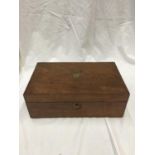 A MAHOGANY CASED WRITING SLOPE WITH FITTED INTERIOR - A/F MISSING ESCUTCHEON AND SPLIT TO TOP