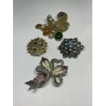 FOUR ORNATE COSTUME JEWELLERY BROOCHES TO INCLUDE A JEWELCRAFT