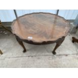 A MID 20TH CENTURY WALNUT COFFEE TABLE WITH PIE-CRUST EDGE, ON CABRIOLE LEGS, 30" DIAMETER