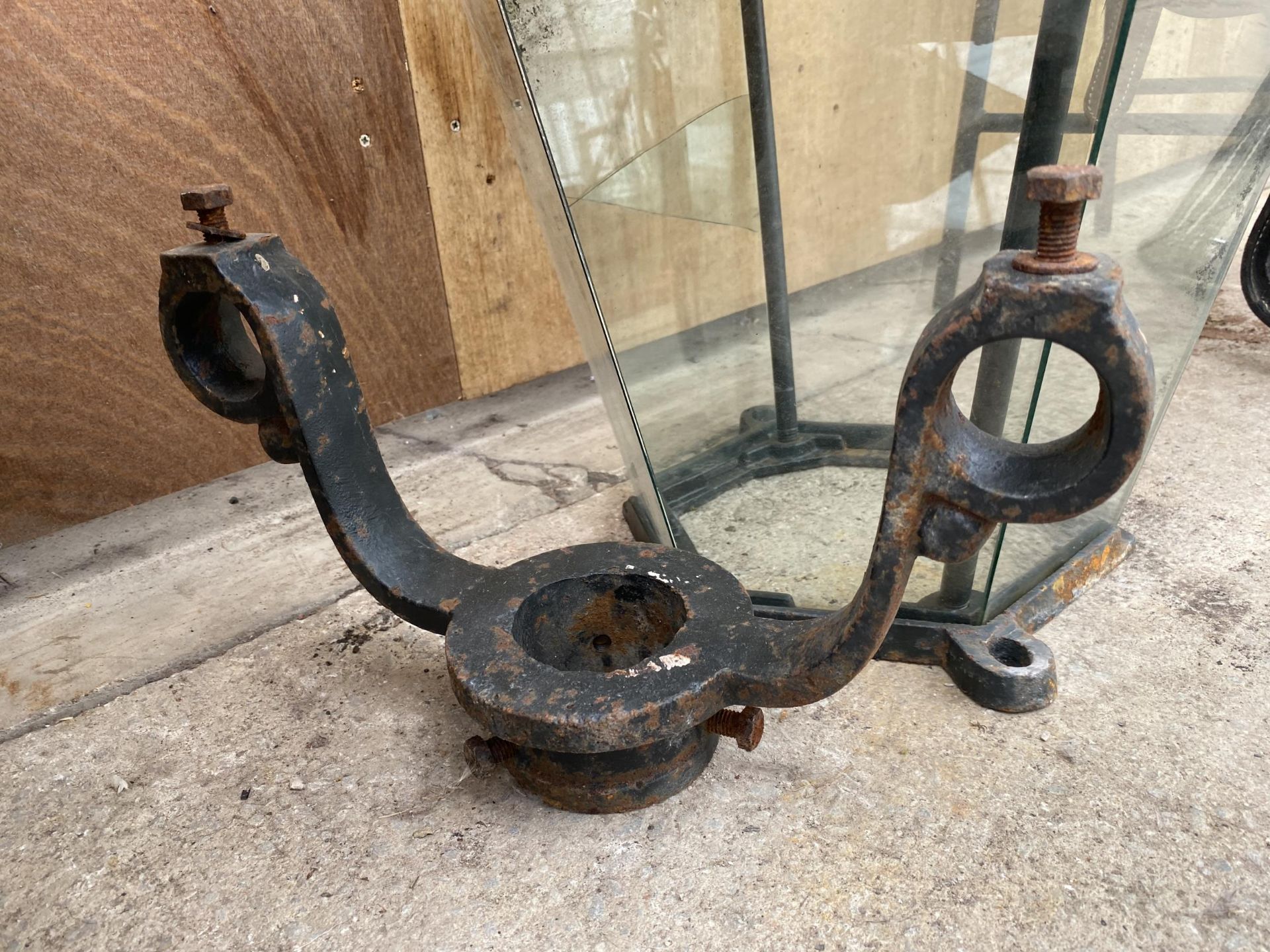 A LARGE VINTAGE CAST IRON OUTSIDE LANTERN WITH BRACKET - Image 4 of 6