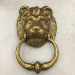 A BRASS LIONS HEAD DOOR KNOCKER 17CM X 10CM