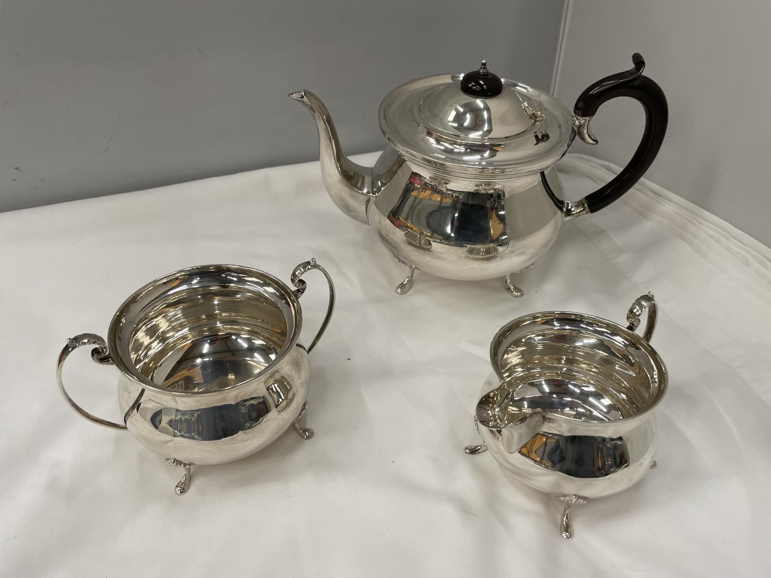 A THREE PIECE HALLMARKED BIRMINGHAM SILVER TEA SET TO INCLUDE A TEAPOT, TWIN HANDLED SUGAR BOWL - Image 10 of 10