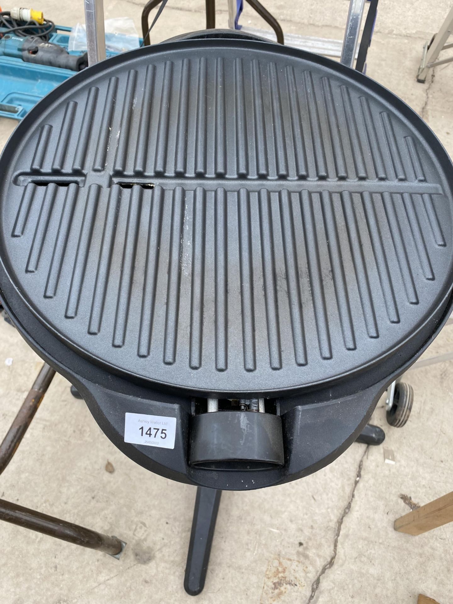 A GEORGE FORMAN ELECTRIC BBQ/GRILL - Image 3 of 5