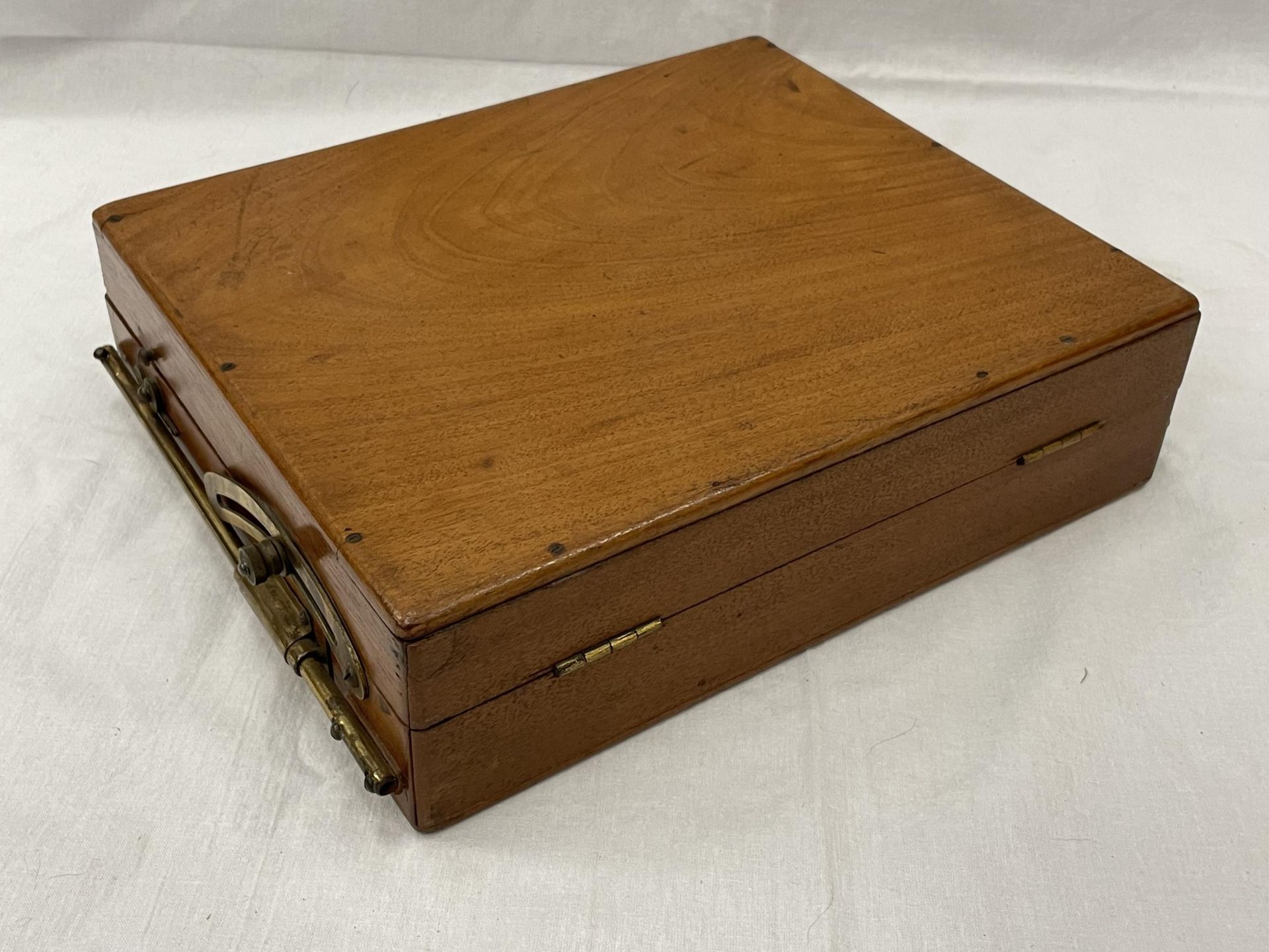 A 19TH CENTURY ARTIST'S FOLDING PAINTING BOX - Image 6 of 6
