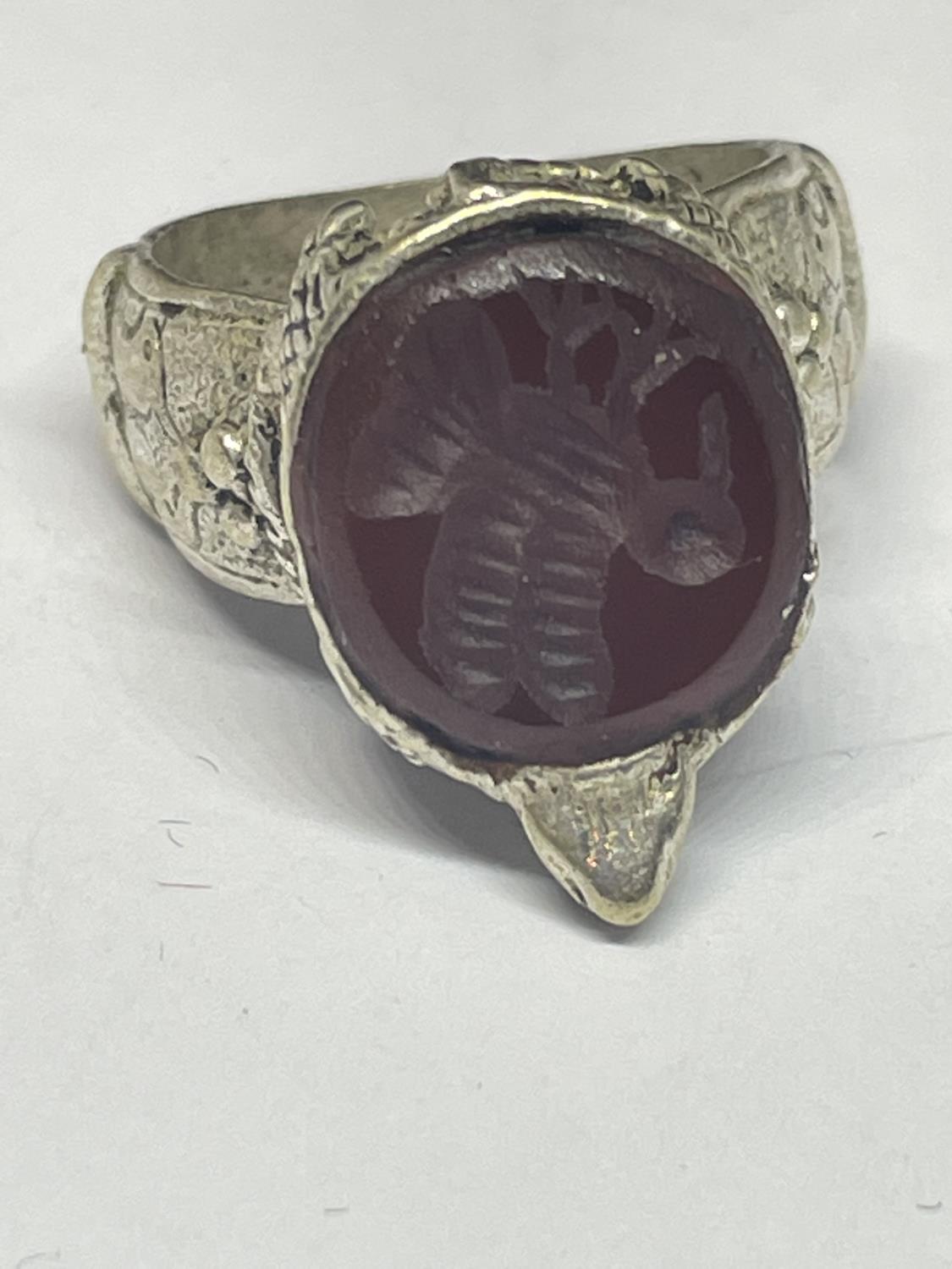A MARKED SILVER RING WITH A TURTLE DESIGN SEAL INA PRESENTATION BOX - Image 2 of 5