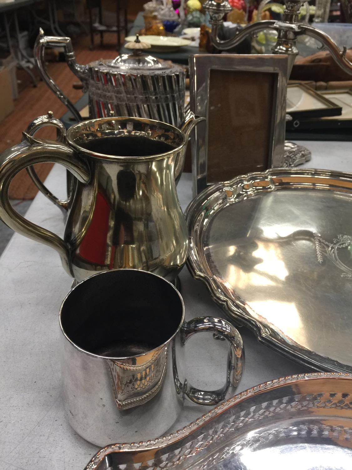 A QUANTITY OF SILVER PLATE TO INCLUDE TRAYS, TEAPOTS, TANKARD, CANDLESTICK, PHOTO FRAME, ETC - Image 2 of 3