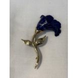 A VICTORIAN 9CT GOLD BROOCH IN THE FORM OF A BLUE LAPIS FLOWER WITH ORIGINAL PRESENTATION BOX
