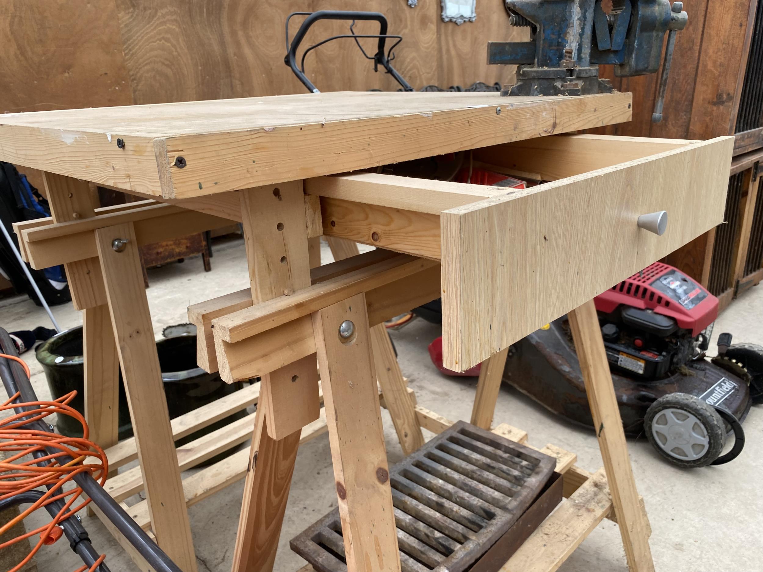 A WOODEN WORK BENCH WITH A BENCH VICE - Image 4 of 4