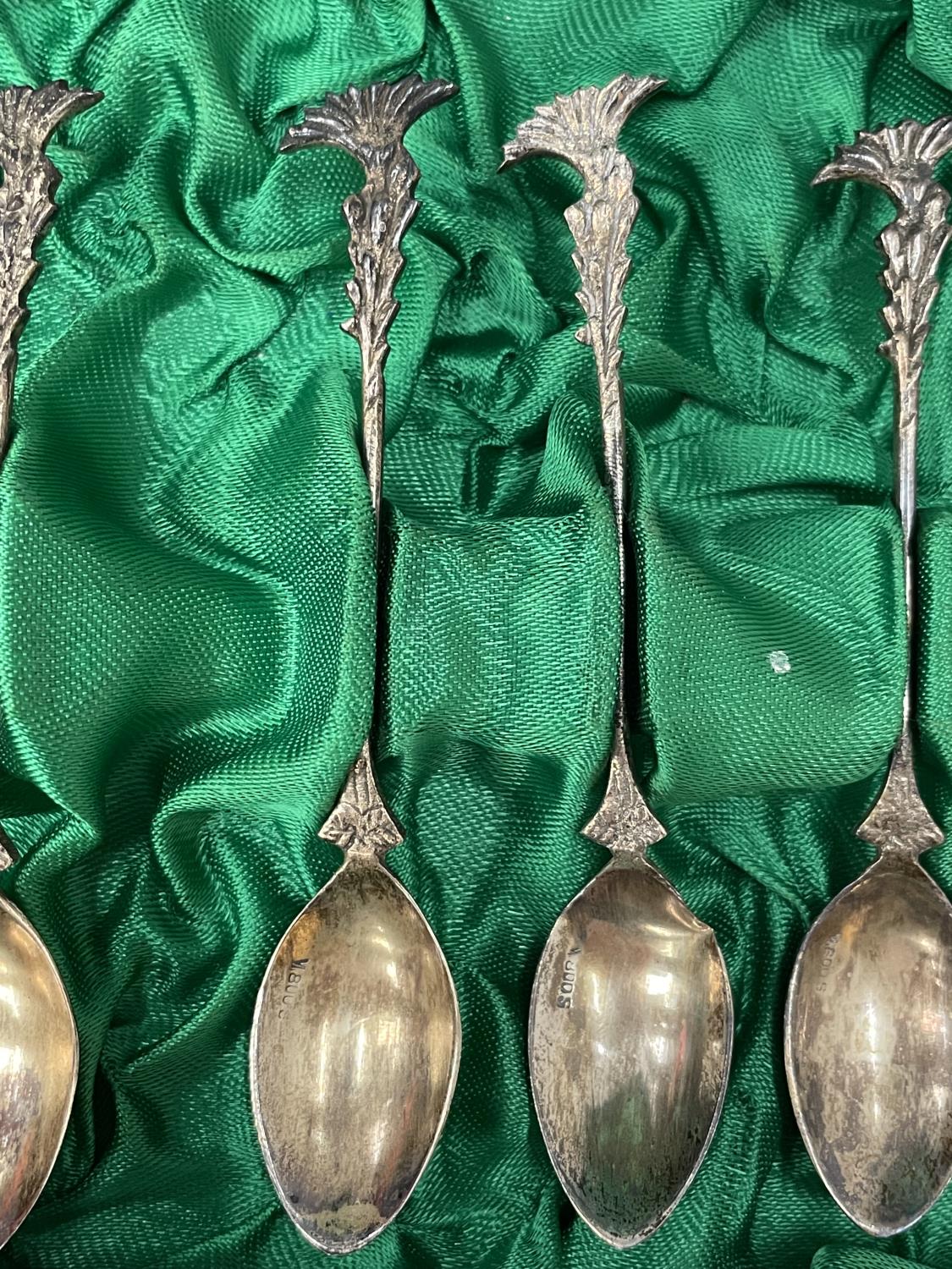 A BOXED SET OF SIX DECORATIVE SPOONS MARKED 800 - Image 4 of 4