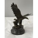 A BRONZE EAGLE ON A MARBLE BASE HEIGHT 18.5CM TO TIP OF WING