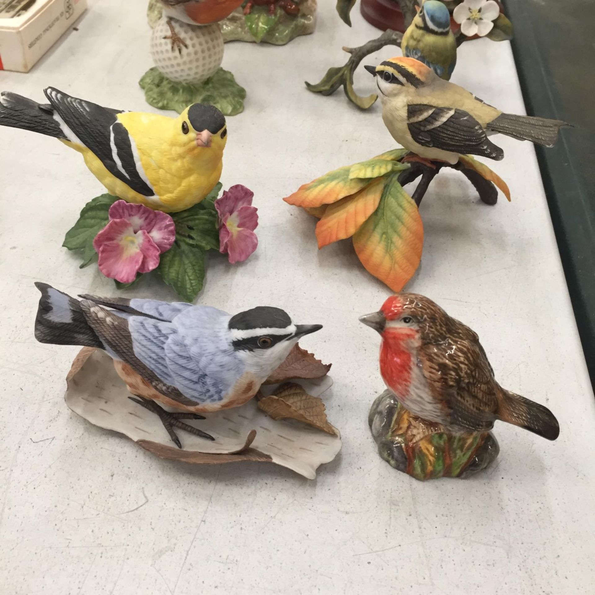 A QUANTITY OF POTTERY BIRDS TO INCLUDE ROYAL DOULTON, ROYAL OSBORNE, LENOX, ETC - Image 3 of 4