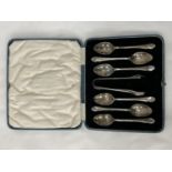 A BOXED SET OF HALLMARKED SHEFFIELD SILVER COMPRISING SIX TEASPOONS AND A PAIR OF SUGAR NIPS