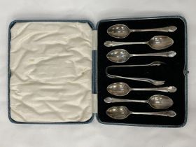 A BOXED SET OF HALLMARKED SHEFFIELD SILVER COMPRISING SIX TEASPOONS AND A PAIR OF SUGAR NIPS