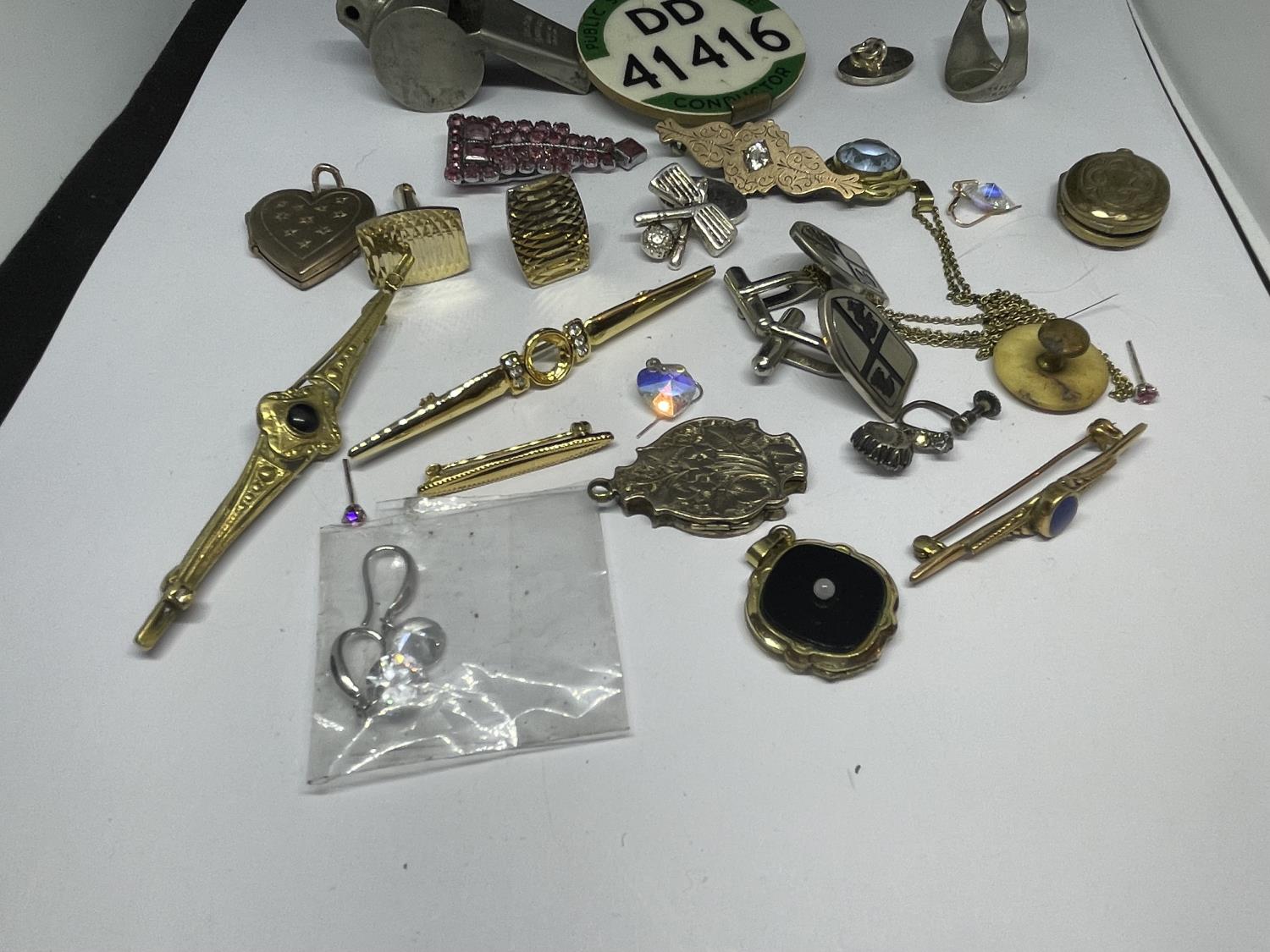 VARIOUS MISCELLANEOUS ITEMS TO INCLUDE BROOCHES, BADGES, WHISTLE, RINGS ETC - Image 4 of 4