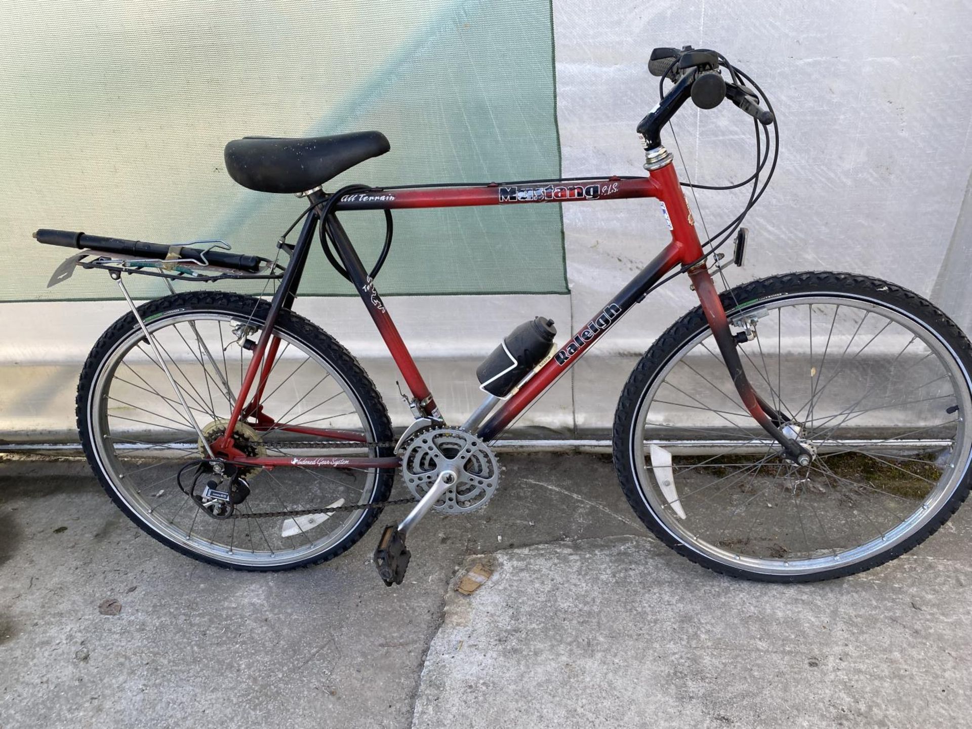 A GENTS RALEIGH MUSTANG BIKE WITH 15 SPEED GEAR SYSTEM