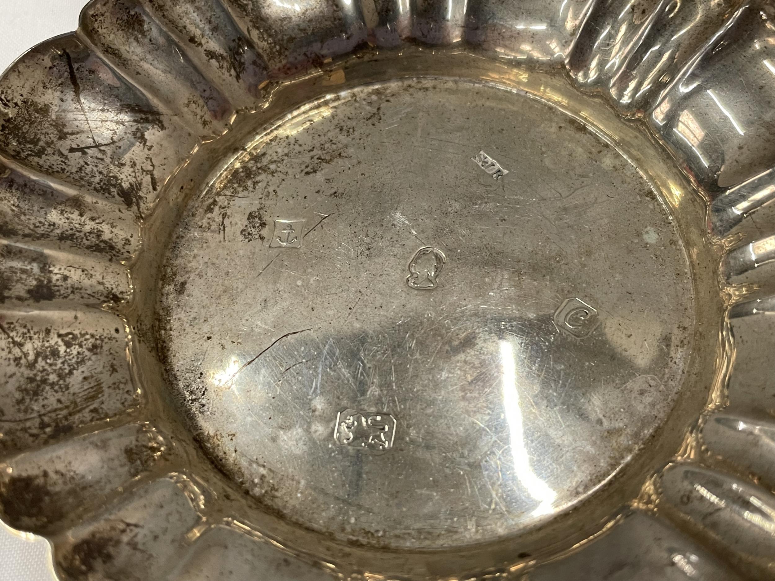 A HALLMARKED BIRMINGHAM SILVER PIN DISH 11CM DIAMETER GROSS WEIGHT 76 GRAMS - Image 2 of 4