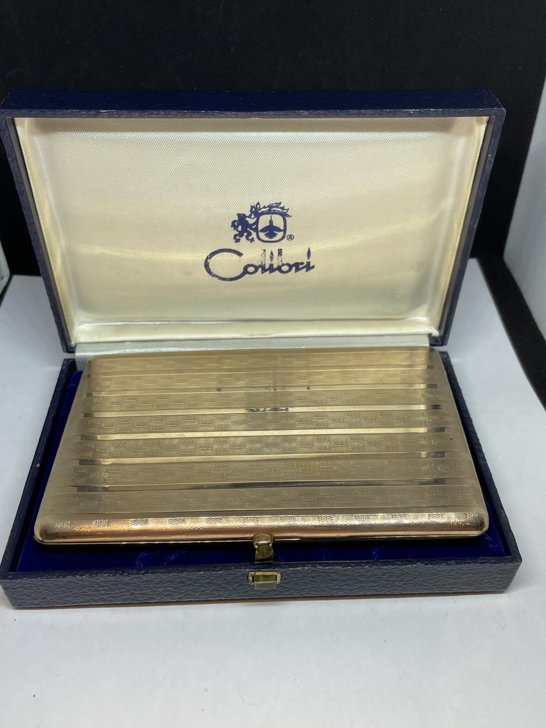 A HALLMARKED LONDON 9 CARAT GOLD COLIBRI CIGARETTE CASE GROSS WEIGHT 136.6 GRAMS WITH A PRESENTATION