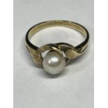 A 9 CARAT GOLD RING WITH A SINGLE PEARL SIZE N