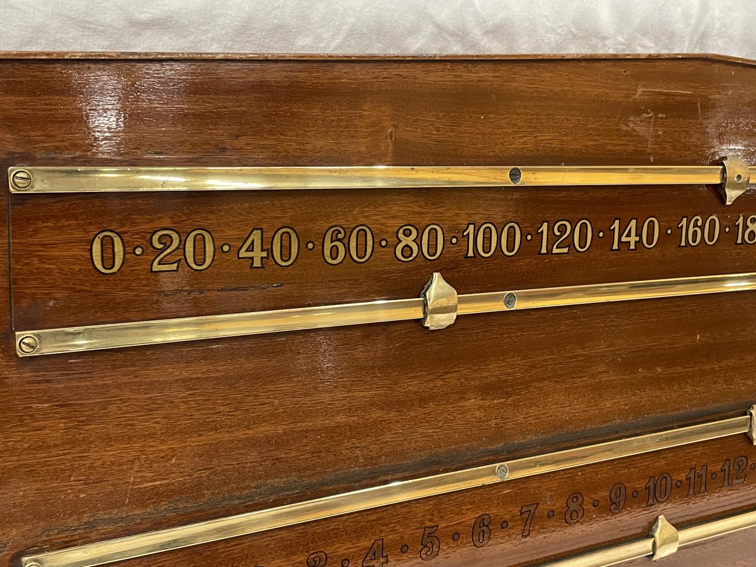A VINTAGE MAHOGANY AND BRASS SNOOKER SCOREBOARD - Image 3 of 4