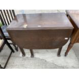 A MID 20TH CENTURY OAK GATELEG DINING TABLE