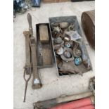 AN ASSORTMENT OF VARIOUS VINTAGE ITEMS TO INCLUDE A GALVANISED TRAY AND FITTINGS ETC