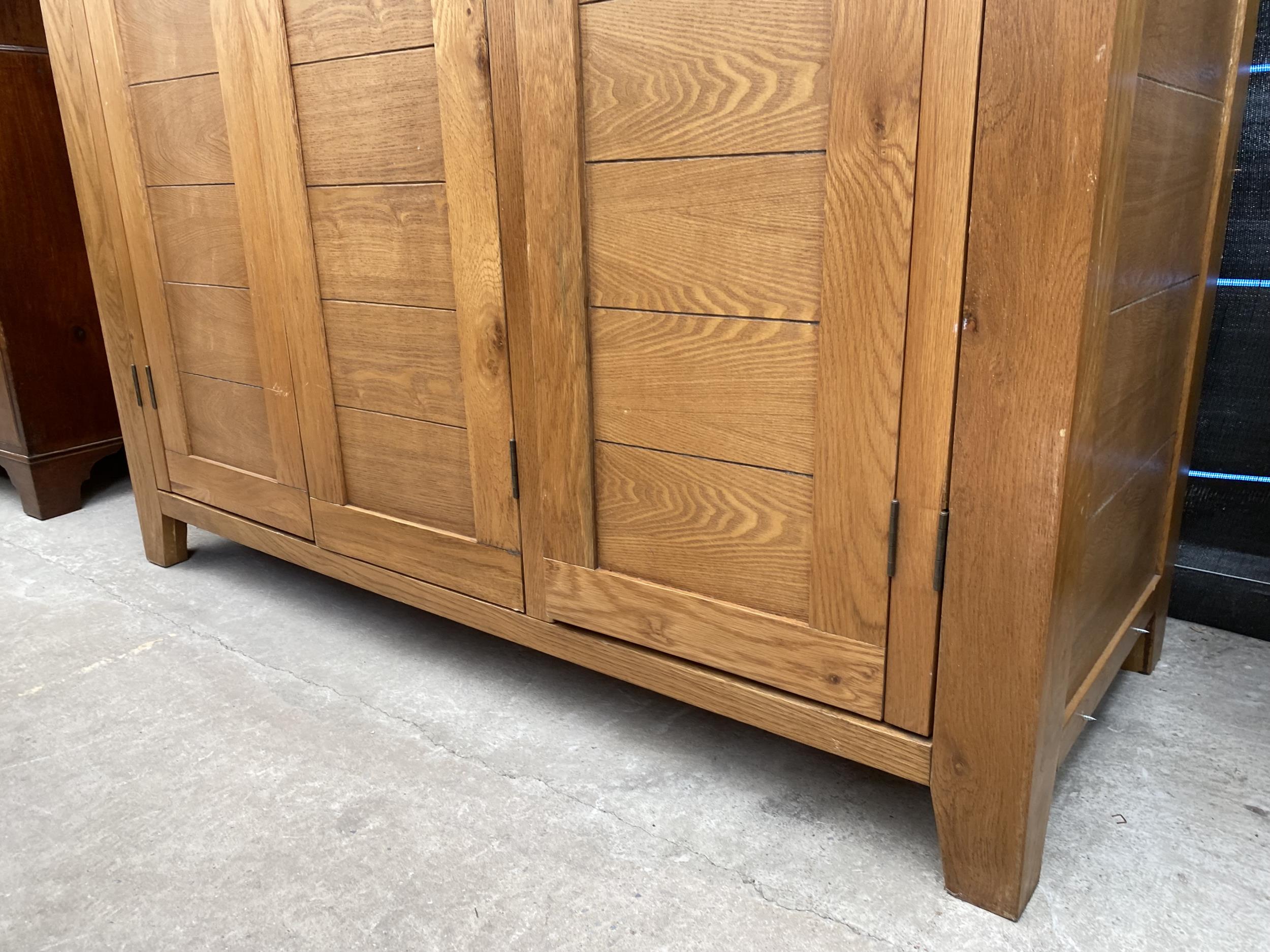 A MODERN OAK TRIPLE DOOR WARDROBE, 59" WIDE - Image 3 of 5