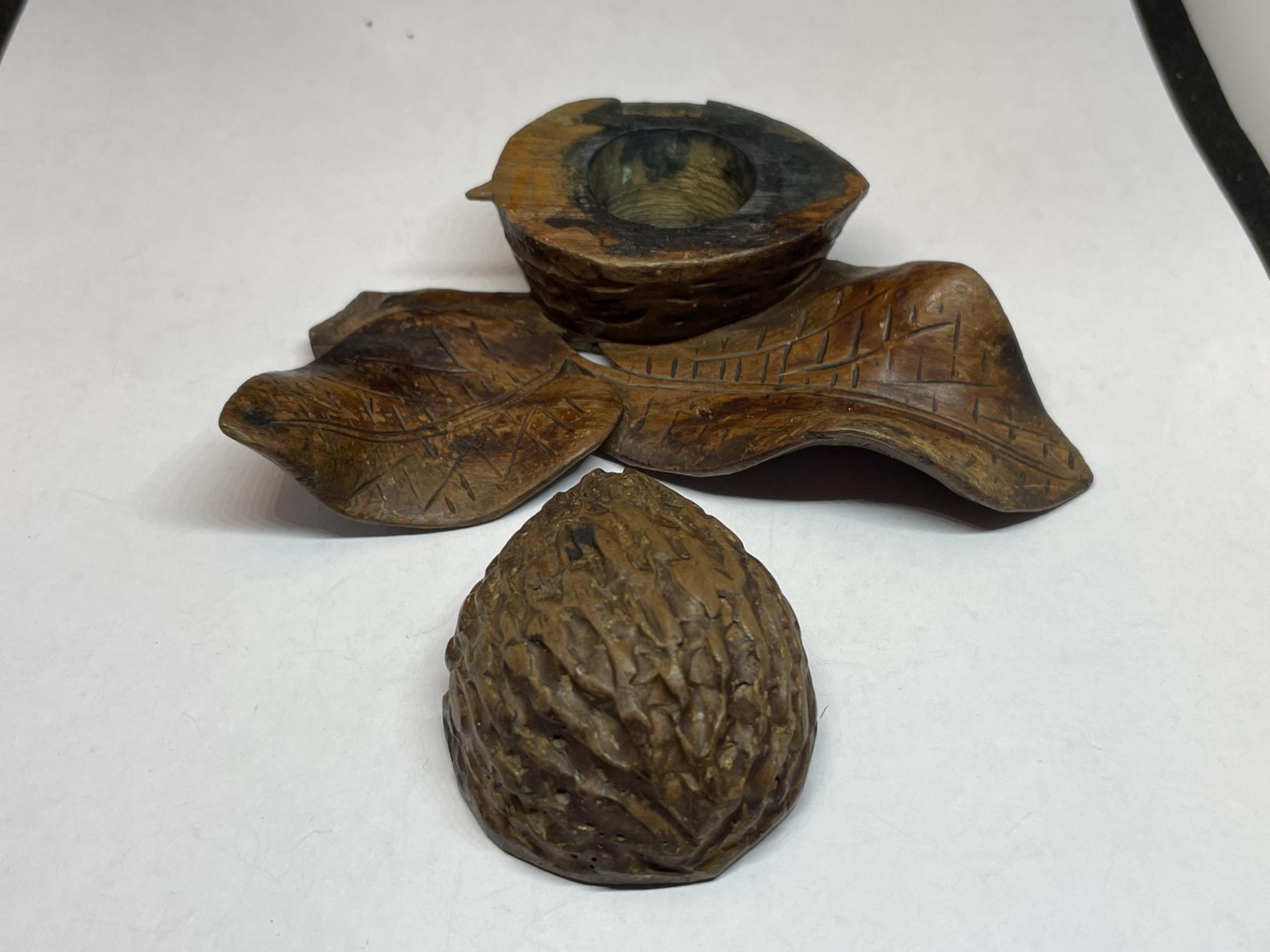 A CARVED WOODEN NUT AND LEAF INKWELL - Image 3 of 4