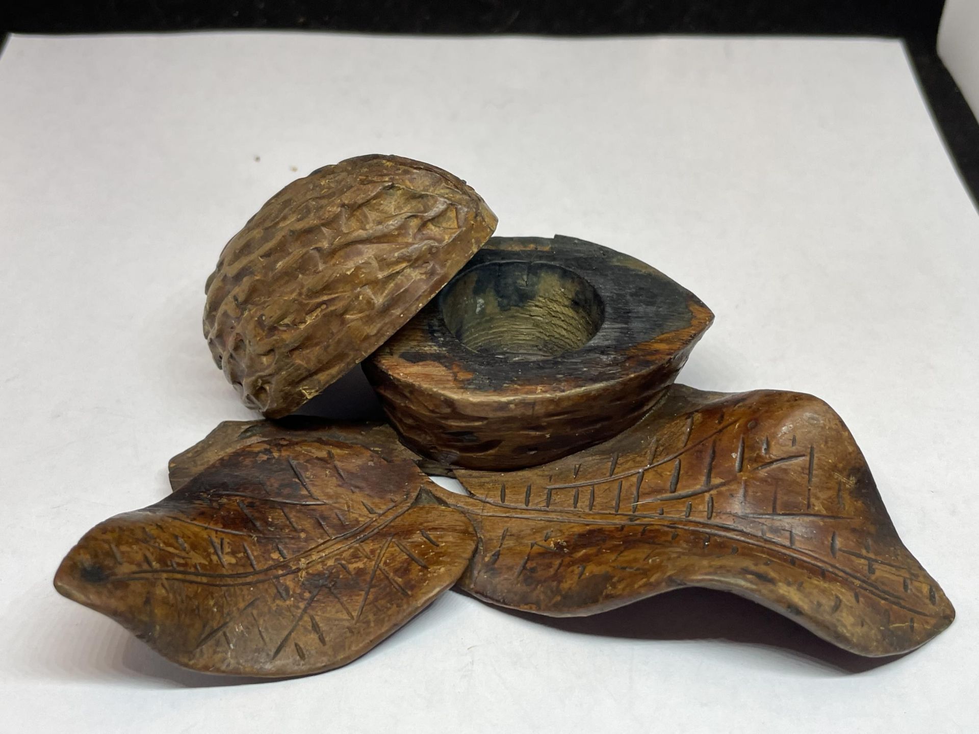 A CARVED WOODEN NUT AND LEAF INKWELL - Image 2 of 4