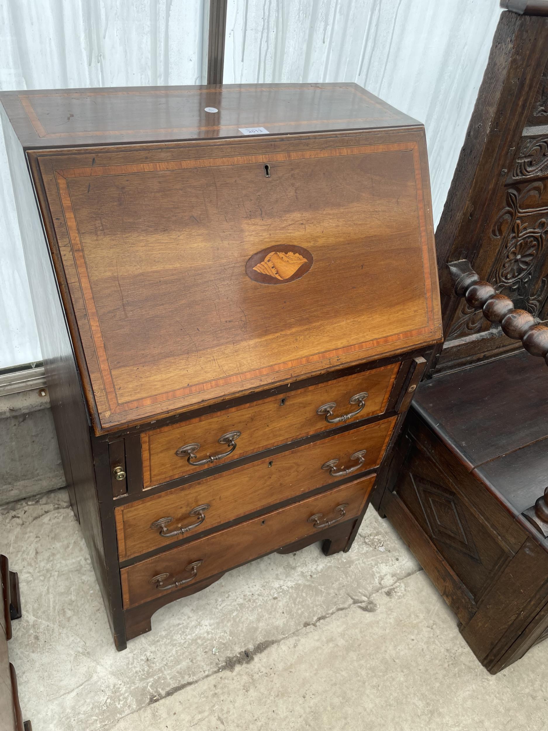 AN EDWARDIAN MAHOGANY CROSSBANDED AND SHELL INLAID BUREAU, 24" WIDE