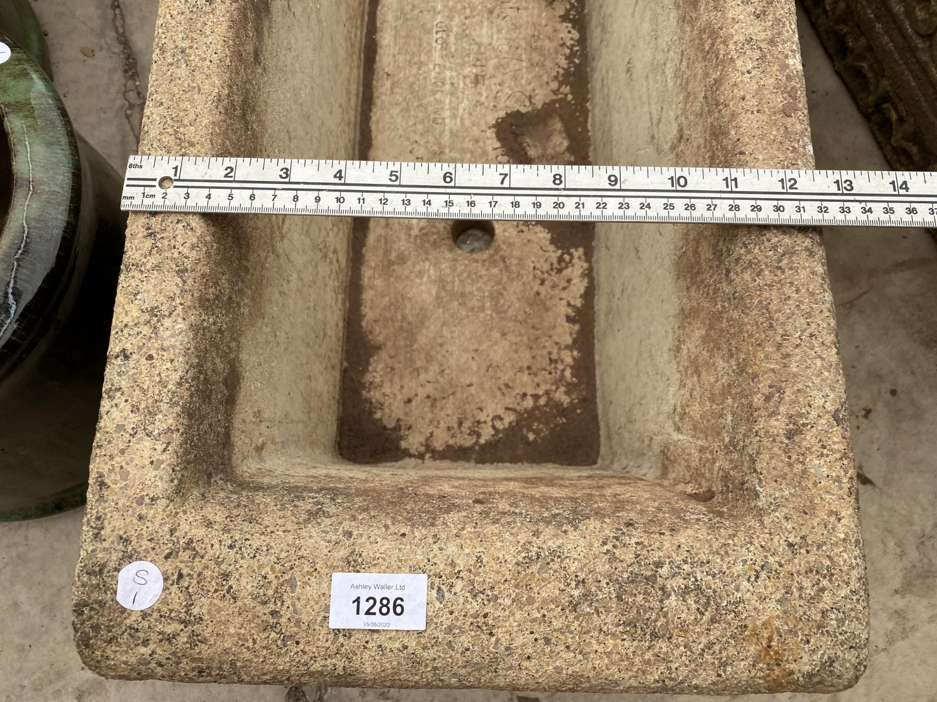 A RECONSTITUTED STONE PLANTER TROUGH (L:92CM W:34CM D:26CM) - Image 6 of 6