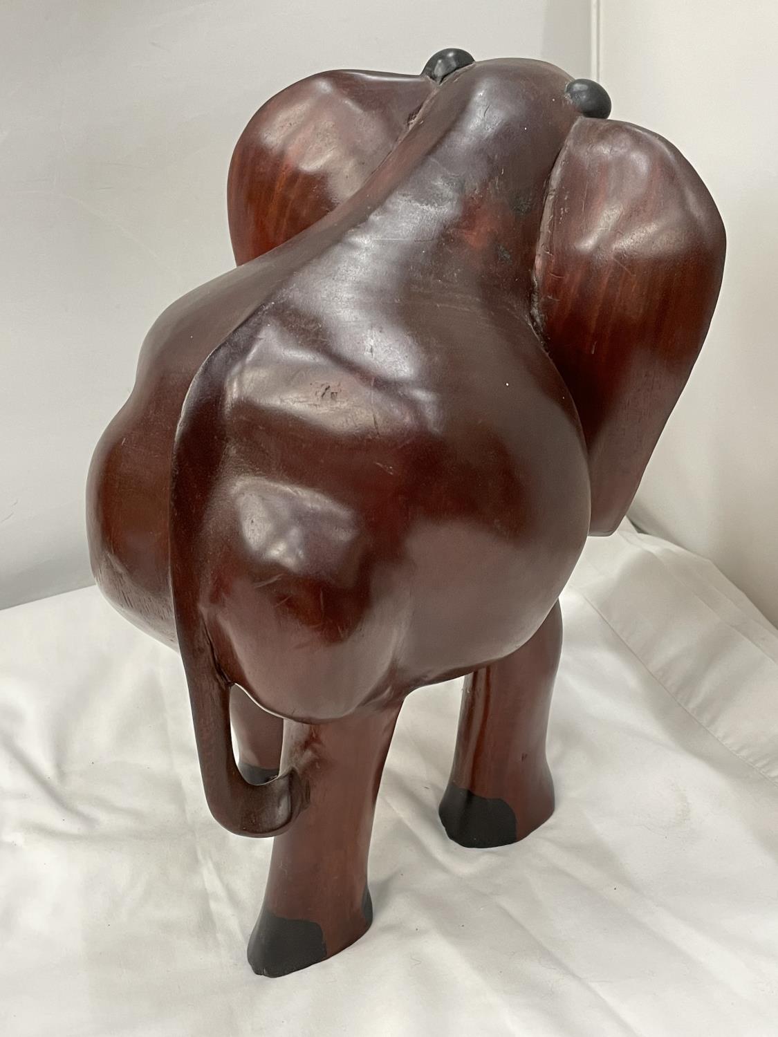 A LARGE HARDWOOD ELEPHANT MODEL HEIGHT 38CM - Image 3 of 4