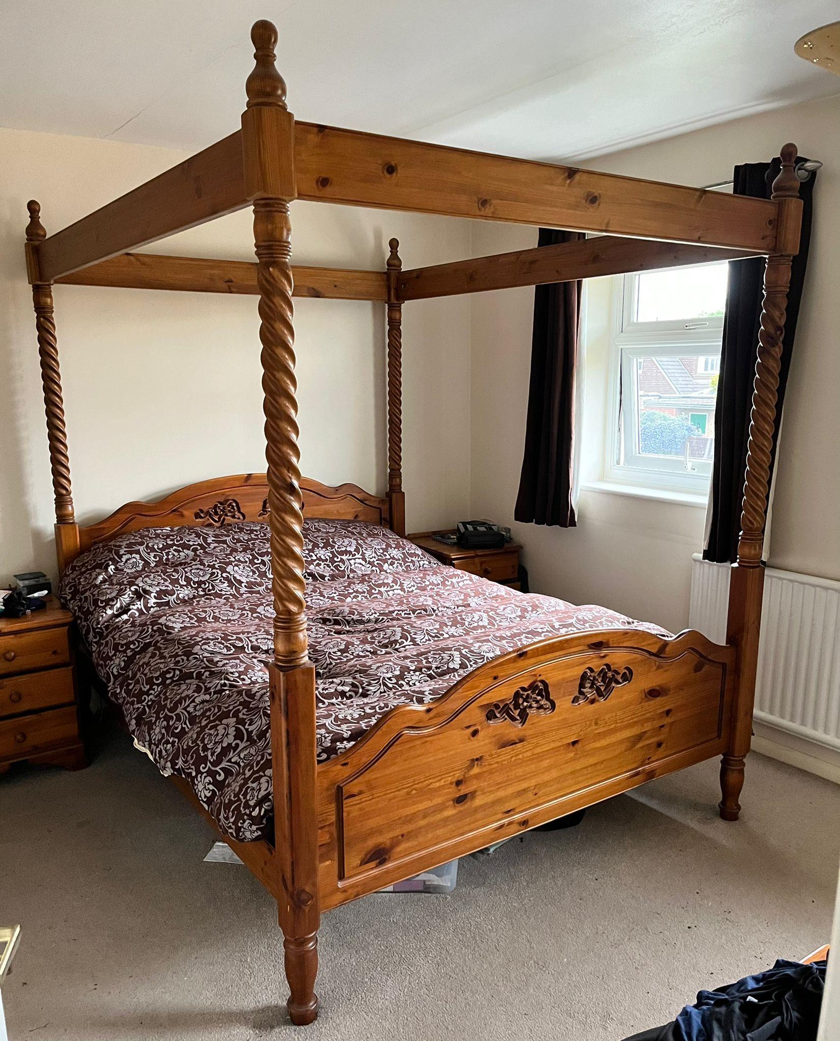 A MODERN 'WESTMINSTER' PINE 5', 4" KING SIZE FOUR POSTER BED WITH BARLEYTWIST UPRIGHTS, LACKING