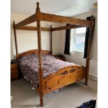 A MODERN 'WESTMINSTER' PINE 5', 4" KING SIZE FOUR POSTER BED WITH BARLEYTWIST UPRIGHTS, LACKING