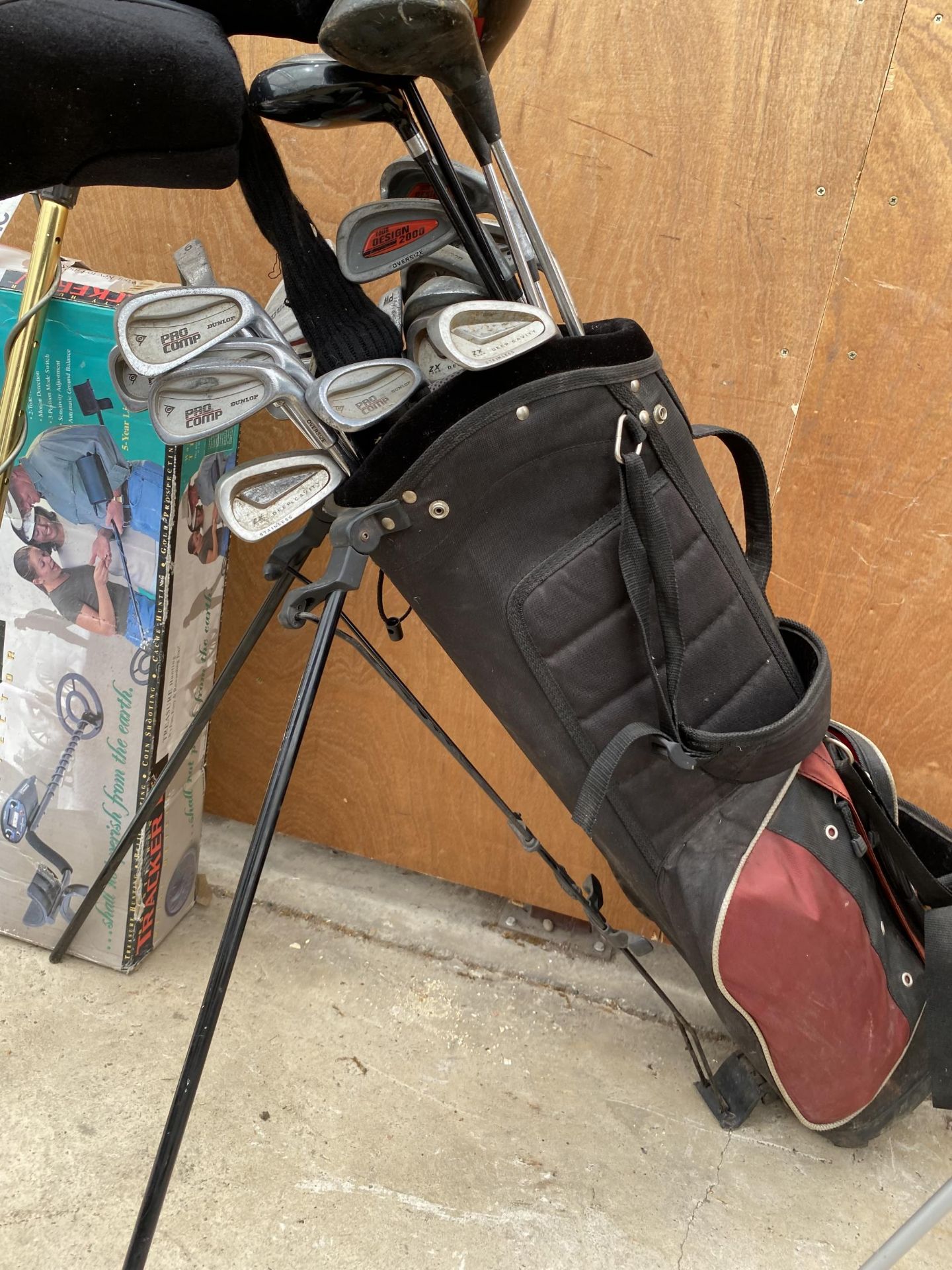 A DUNLOP GOLF BAG WITH AN ASSORTMENT OF GOLF CLUBS TO INCLUDE PING, WILSON AND DUNLOP ETC - Image 2 of 4