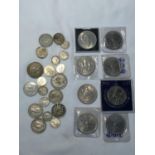 A COLLECTION OF COMMEMORATIVE AND VINTAGE COINS TO INCLUDE A CASED SILVER JUBILEE CROWN, FOUR