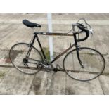 A GENTS VINTAGE PEUGEOT ROAD BIKE WITH 12 SPEED GEAR SYSTEM