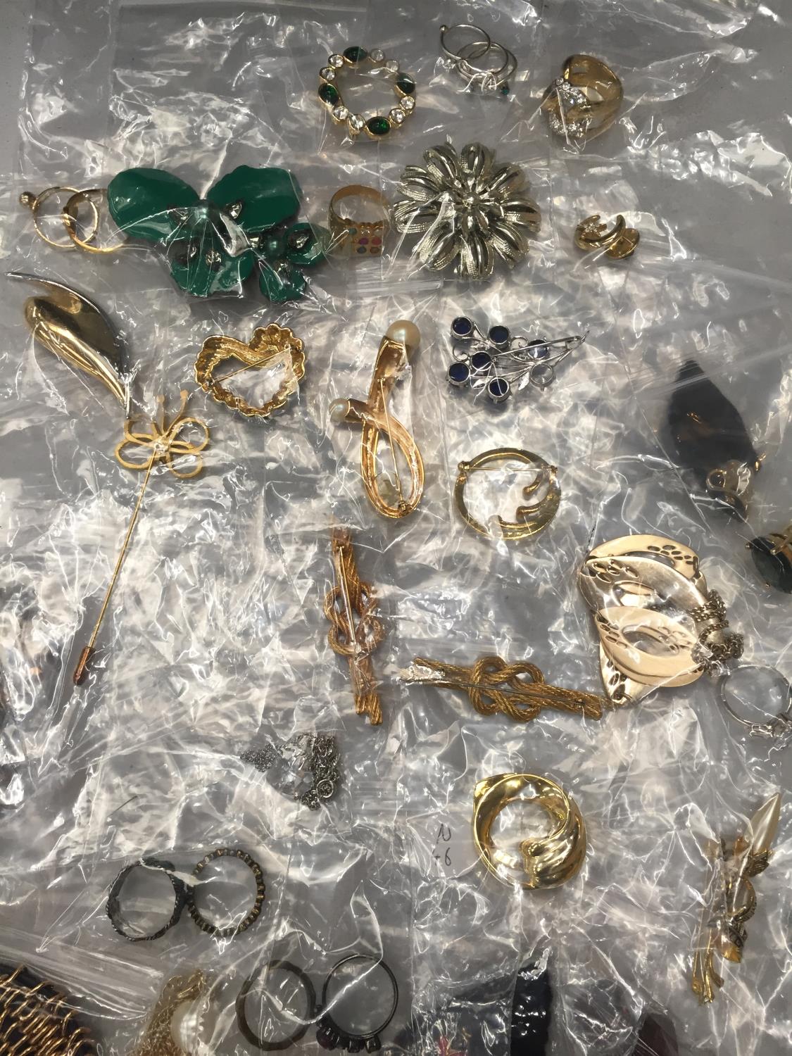 A QUANTITY OF COSTUME JEWELLERY TO INCLUDE BROOCHES, RINGS, NECKLACES, ETC - Image 3 of 3